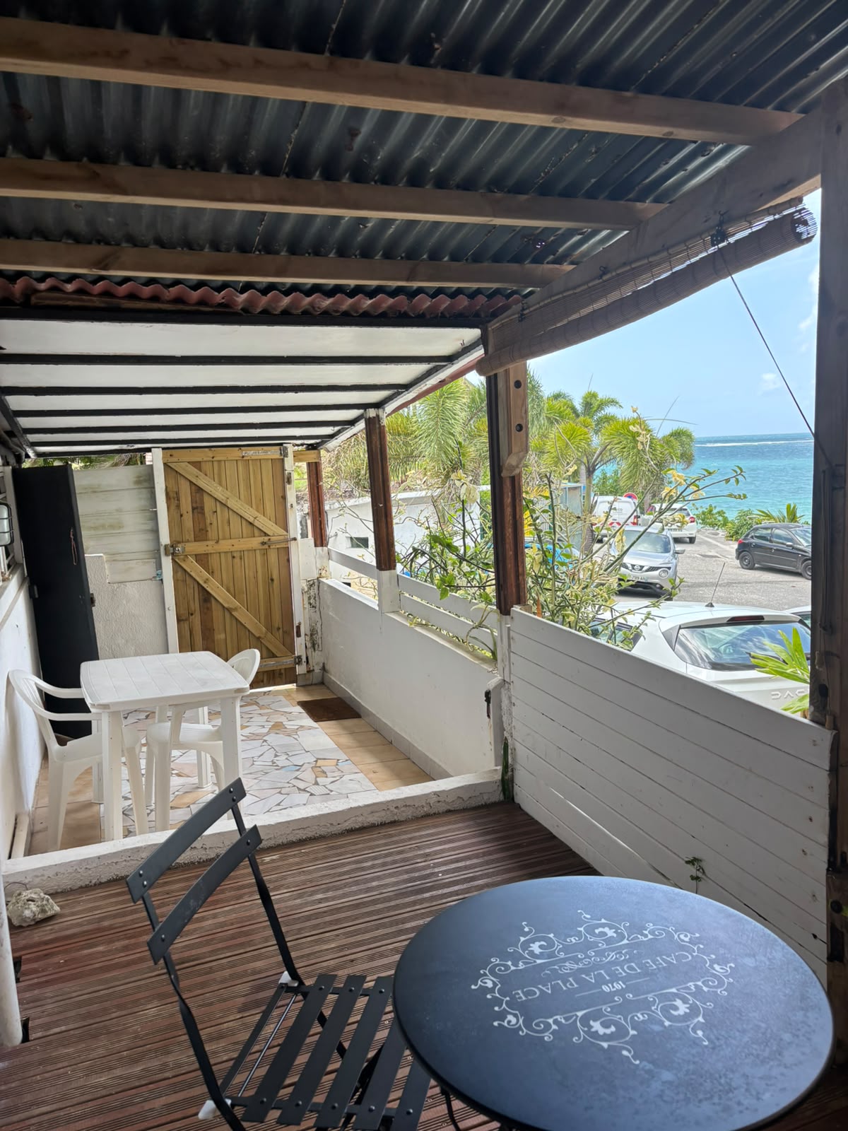 Terrasse de l’appartement avec vue sur la mer au Gosier